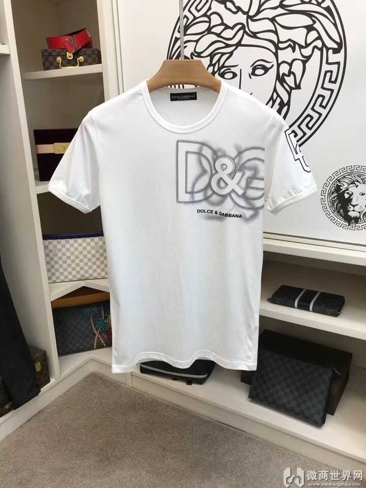 给大家说下服装哪里有，一般多少钱